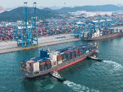 Contenedores apilados en un puerto chino, donde las exportaciones hacia México enfrentan nuevas tarifas. AFP