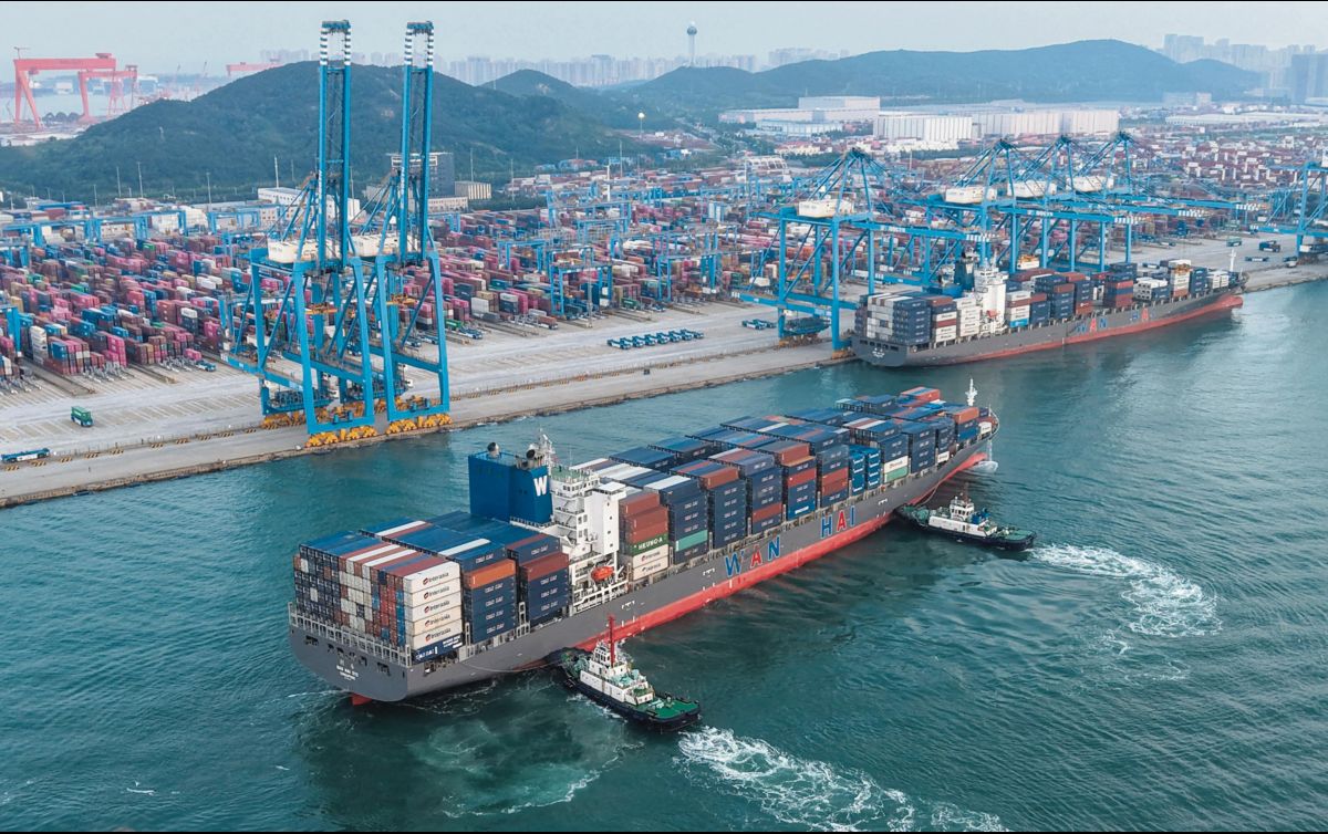 Contenedores apilados en un puerto chino, donde las exportaciones hacia México enfrentan nuevas tarifas. AFP