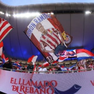 ¿Quién es el influencer aficionado de Chivas que recibió amenazas en un live?