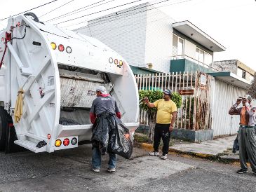Dejar bolsas de basura en las banquetas o esquinas no solo genera una mala imagen urbana, sino que también puede ocasionar problemas de salud. EL INFORMADOR / ARCHIVO