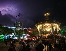 Se dispuso de un operativo de dos mil elementos municipales, estatales y federales, que se encargan de vigilar el primer cuadro de la ciudad para salvaguardar la seguridad de todas y todos los asistentes. EL INFORMADOR/J. Acosta