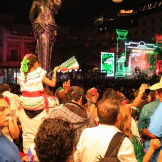 Viven la verbena del 15 de septiembre en un ambiente tricolor