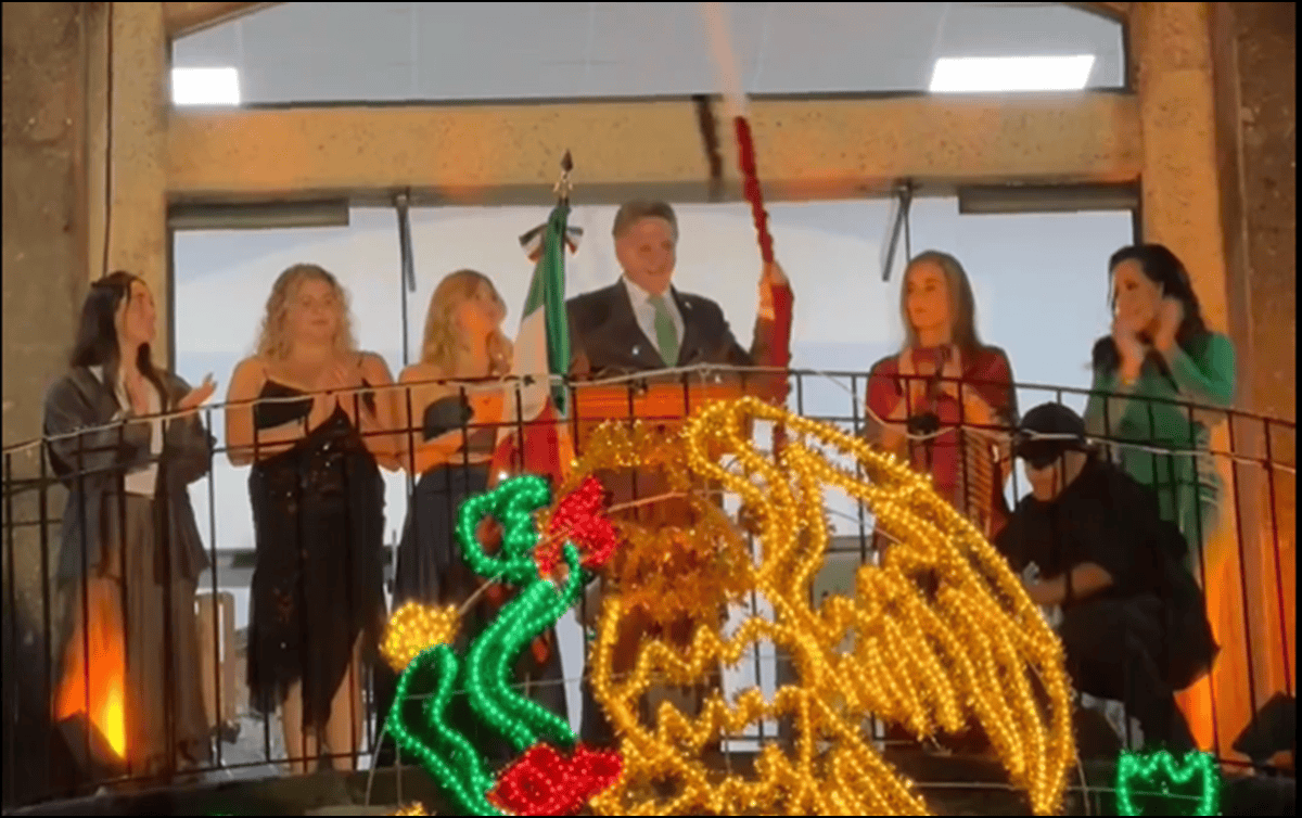El presidente municipal de Zapopan, Juan José Frangie, encabezó la ceremonia del 215 aniversario del Grito de Independencia en el centro de aquel municipio. X / @JuanJoseFrangie