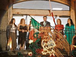 El alcalde Juan José Frangie lanzó la arenga del Grito desde el balcón de la Unidad Administrativa Basílica. ESPECIAL