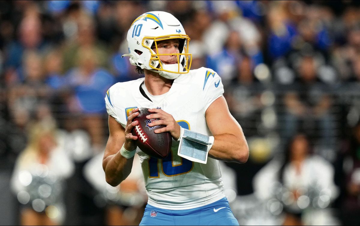 Justin Herbet encabezó el trunfo de los Chargers con dos anotaciones. AFP/C. Ward