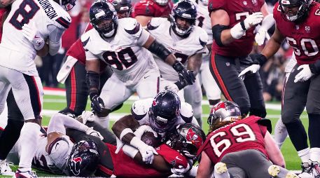 Rachaad White anotó la carrera de dos yardas con la que los Buccaneers dieron la vuelta al marcador. AP/E. Smith