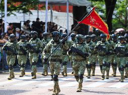 Integrantes de la Infantería marcharon con paso firme mostrando disciplina y coordinación en la avenida Chapultepec. EL INFORMADOR/J. Acosta