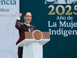 La Presidenta de México habla durante el desfile del 215 aniversario de la Independencia de México. EFE