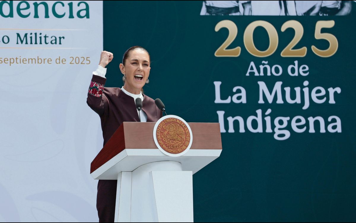 La Presidenta de México habla durante el desfile del 215 aniversario de la Independencia de México. EFE