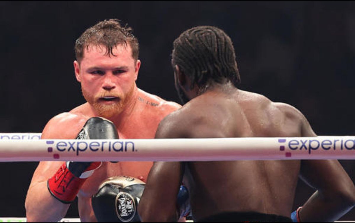 Después de la pelea contra Terence Crawford, Canelo tendrá que mantenerse como boxeador activo por un tiempo más y aplazar sus planes de retiro. EFE / ARCHIVO