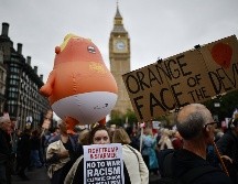 La policía informó que 4 personas fueron arrestadas por proyectar la imagen en una torre del Castillo de Windsor. EFE / T. Akmen