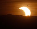 Un eclipse solar ocurre cuando la Luna se interpone entre la Tierra y el Sol, bloqueando total o parcialmente la luz solar sobre nuestro planeta. EFE/ARCHIVO