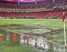 El césped del Estadio Akron comenzó a inundarse, mostrando visiblemente zonas con grandes cantidades de agua. EL INFORMADOR. F. Ramírez.