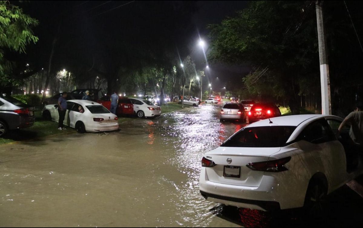 En cuanto a las afectaciones por la lluvia, personal de las distintas unidades de Protección Civil y Bomberos mantienen recorridos de supervisión para descartar más afectaciones. CORTESÍA/ Coordinación Municipal de Protección Civil y Bomberos de Zapopan