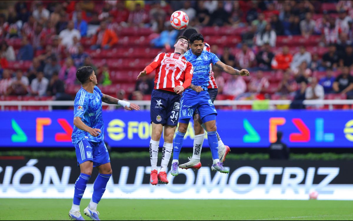 El buen trabajo defensivo a permitido a Chivas sumar puntos, aunque en el juego contra Tigres le faltó la eficiencia ofensiva. IMAGO7/J. Cubeyro