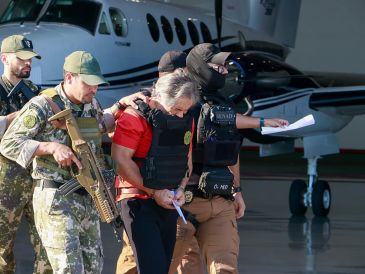 Hernán Bermúdez Requena es señalado como cabecilla de la organización criminal “La Barredora”. Ayer fue expulsado desde Paraguay hacia México bajo fuertes medidas de seguridad. EFE/ Secretaría Nacional Antidrogas de Paraguay
