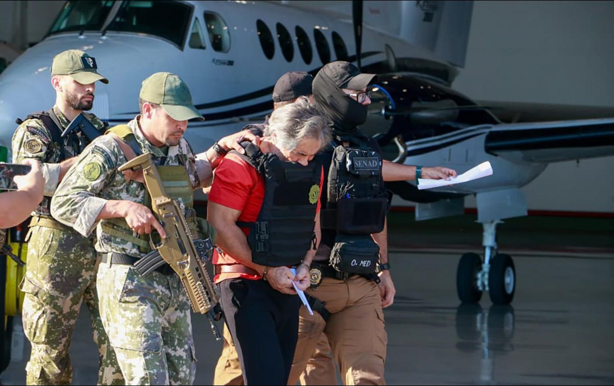 Hernán Bermúdez Requena es señalado como cabecilla de la organización criminal “La Barredora”. Ayer fue expulsado desde Paraguay hacia México bajo fuertes medidas de seguridad. EFE/ Secretaría Nacional Antidrogas de Paraguay