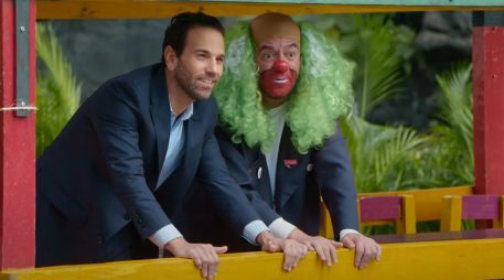 Loret y Brozo hicieron un recuento de los personajes políticos y militares implicados en la investigación. YOUTUBE/Latinus_us