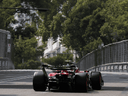 El reinado en las calles azerbaiyanas parece teñirse de rojo, con Lewis Hamilton y Charles Leclerc marcando el ritmo. EFE / A. Haider
