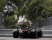 El reinado en las calles azerbaiyanas parece teñirse de rojo, con Lewis Hamilton y Charles Leclerc marcando el ritmo. EFE / A. Haider