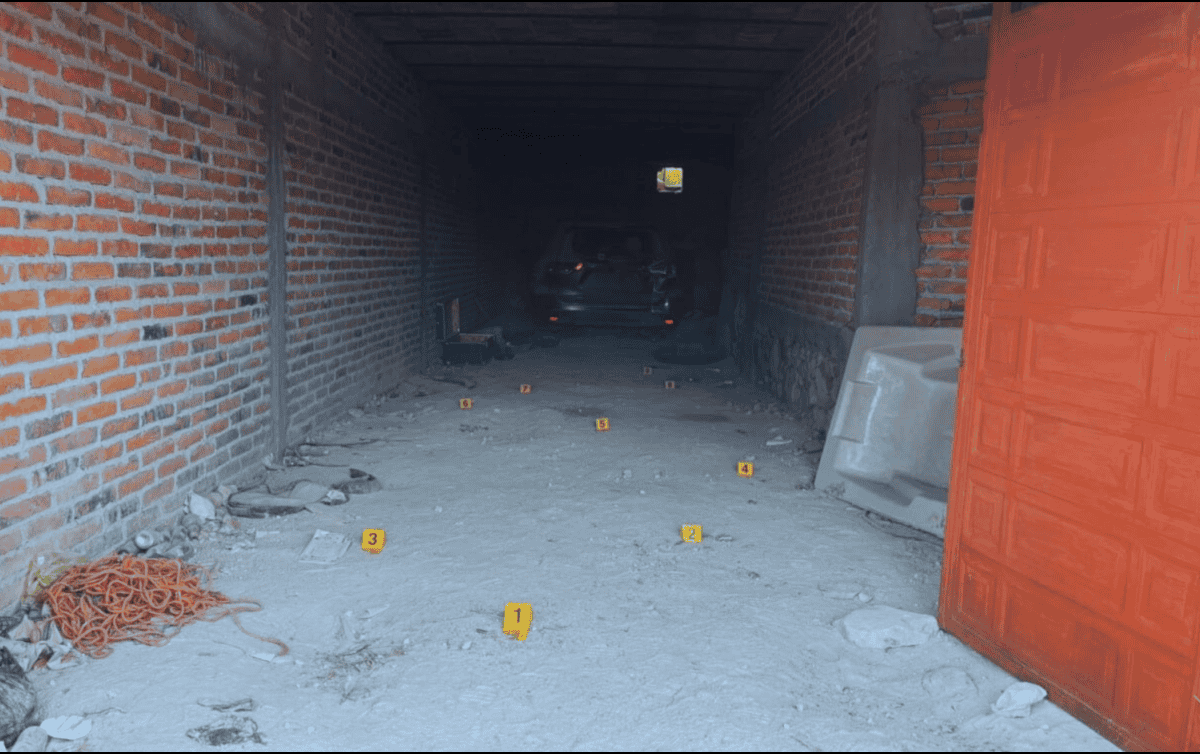 Los oficiales aseguraron al interior de la finca en Encarnación, cartuchos de distintos calibres y una camioneta Toyota. ESPECIAL