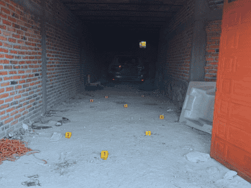 Los oficiales aseguraron al interior de la finca en Encarnación, cartuchos de distintos calibres y una camioneta Toyota. ESPECIAL