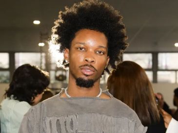 Después de conocerse el hallazgo, el equipo de D4vd difundió un comunicado en el que aseguró que el cantante “está al tanto de la investigación y coopera plenamente con las autoridades”, aunque actualmente continúa de gira.  INSTAGRAM/@d4vddd