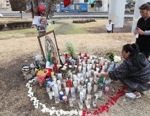 Personas encienden velas en un altar en la zona donde ocurrió la explosión de un camión de gas en Ciudad de México. EFE/ Mario Guzmán
