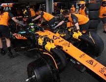 Mecánicos empujan el coche de Lando Norris durante las prácticas para el Gran Premio de Azerbaiyán. EFE/A. Haider
