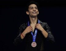 Con el pase en las manos y la medalla colgando del pecho, Carrillo no dudó en agradecer a la vida por tener la oportunidad de representar a México. EFE/EPA/A. Martínez Casares