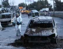 Fotografía de un vehículo calcinado tras la explosión de una pipa de gas en la Ciudad de México. EFE/M. Guzmán