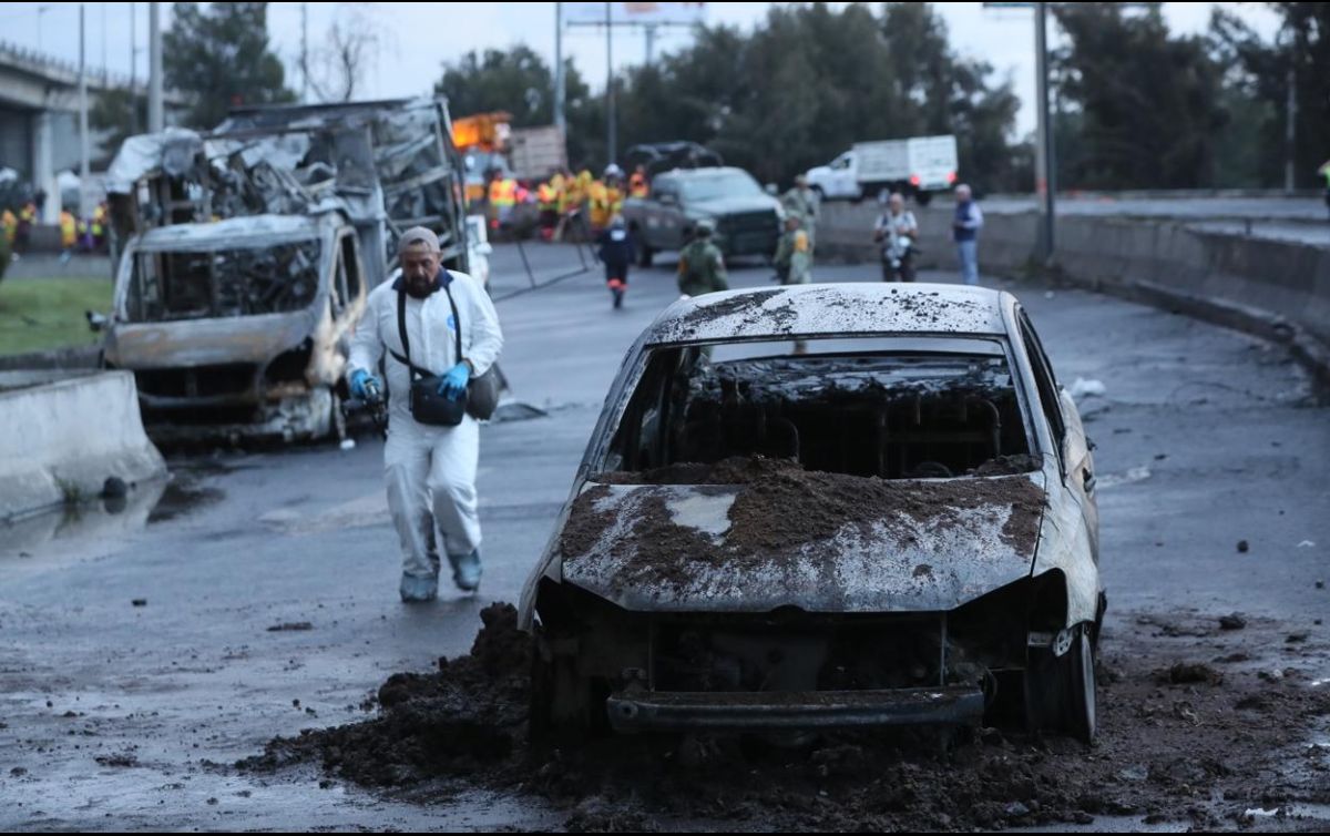 Fotografía de un vehículo calcinado tras la explosión de una pipa de gas en la Ciudad de México. EFE/M. Guzmán