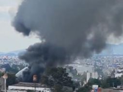 Al lugar arribaron elementos del Cuerpo de Bomberos y Protección Civil de Los Reyes, quienes sofocaron el fuego que se había extendido en el inmueble debido a que los productos que estaban en el interior son muy flamables. ESPECIAL