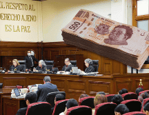 En total, los ministros proponen dejar de percibir los 3 millones 347 mil 582 pesos que al año recibían en prestaciones ordinarias y adicionales, para recibir 716 mil 869 pesos. SUN / ARCHIVO