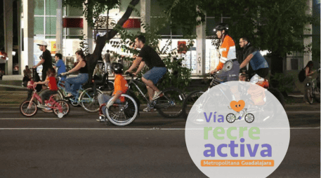 En su primera edición, la Vía RecreActiva nocturna contó con la asistencia de 90 mil personas. ESPECIAL/Gobierno de Guadalajara