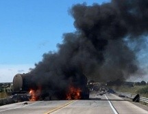 La Guardia Nacional pidió, a través de sus redes sociales, tomar precauciones, ya que se registró un cierre total a la circulación en ambos sentidos por la pipa incendiada. X / @GN_Carreteras