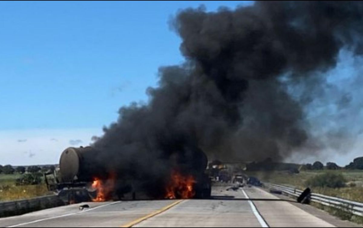 La Guardia Nacional pidió, a través de sus redes sociales, tomar precauciones, ya que se registró un cierre total a la circulación en ambos sentidos por la pipa incendiada. X / @GN_Carreteras