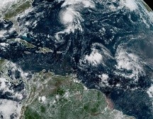 Se espera que durante la noche su centro se desplace al este de Bermudas, mientras el fuerte oleaje continuará impactando la costa este de Estados Unidos. EFE