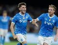 Billy Gilmour (izquierda) celebra junto a Kevin de Bruyne tras anotar el primer gol en la victoria del cuadro napolitano. AP/LaPresse/A. Garofalo