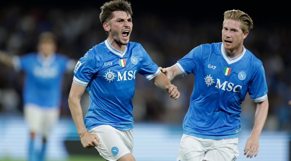 Billy Gilmour (izquierda) celebra junto a Kevin de Bruyne tras anotar el primer gol en la victoria del cuadro napolitano. AP/LaPresse/A. Garofalo