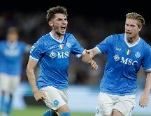 Billy Gilmour (izquierda) celebra junto a Kevin de Bruyne tras anotar el primer gol en la victoria del cuadro napolitano. AP/LaPresse/A. Garofalo