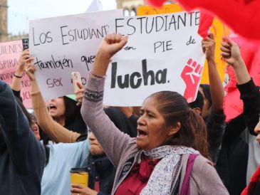 Los estudiantes de Oaxaca se manifestaron frente a Palacio Nacional, acompañados por docentes y padres de familia. X/ @AntorchaOficial