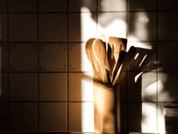 ¿Cómo se lavan correctamente las cucharas de madera? UNSPLASH / L. KONIECZKA