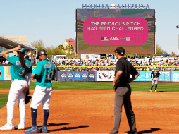 Los árbitros humanos seguirán señalando bolas y strikes, pero los equipos podrán desafiar dos decisiones por juego y obtener apelaciones adicionales en entradas extra. AP / ARCHIVO