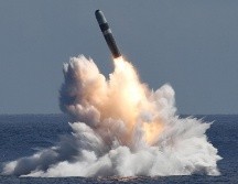 Un misil Trident II D5 Life Extension lanzado desde un submarino de misiles balísticos clase Ohio, frente a la costa de Florida. EFE/Shelby Thompson