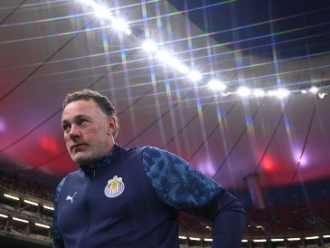 Por primera vez en el torneo, Milito cambió el sistema táctico de las Chivas. IMAGO7/C. Hernández