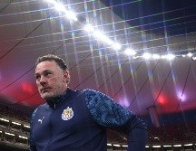 Por primera vez en el torneo, Milito cambió el sistema táctico de las Chivas. IMAGO7/C. Hernández