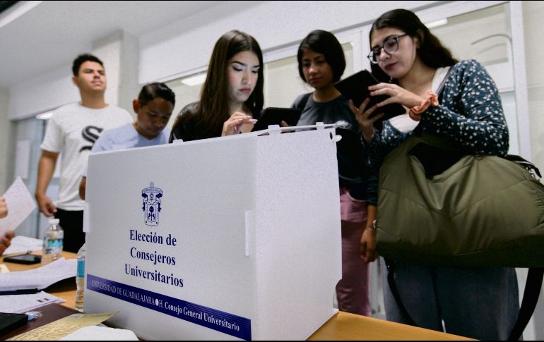 Los estudiantes participaron activamente en la primera jornada electoral del Consejo General Universitario. El proceso transcurrió en orden y calma, con filas de alumnos ejerciendo su voto desde temprana hora. Hoy sigue el proceso. ESPECIAL