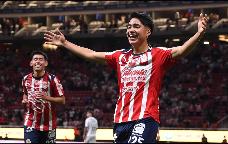 Samir Inda, de 17 años, debutó en Liga MX con Chivas ante Necaxa usando camiseta con patrocinio de casa de apuestas. IMAGO7