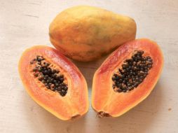 Estas pequeñas semillas, que suelen desecharse al comer la fruta, contienen compuestos con acción antioxidante, antiinflamatoria y antiparasitaria, entre los que destacan la papaína y la carpaína. Pixabay